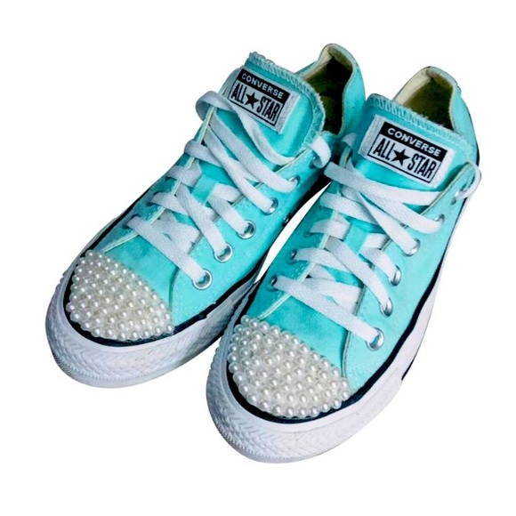 🔥🔥NEW🔥🔥CHUCKS AND PEARLS🔥🔥 - Picture 1 of 4